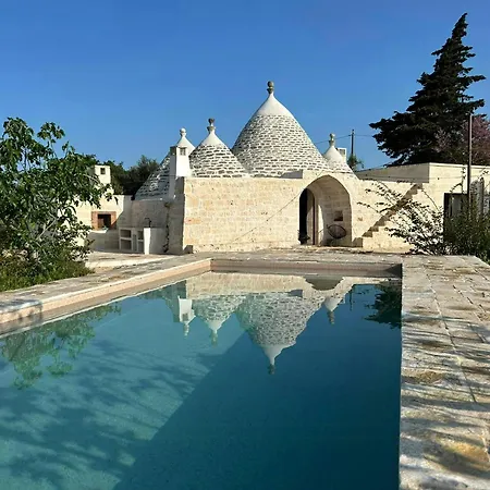Trullo With Stone Pool In * Ceglie Messapica